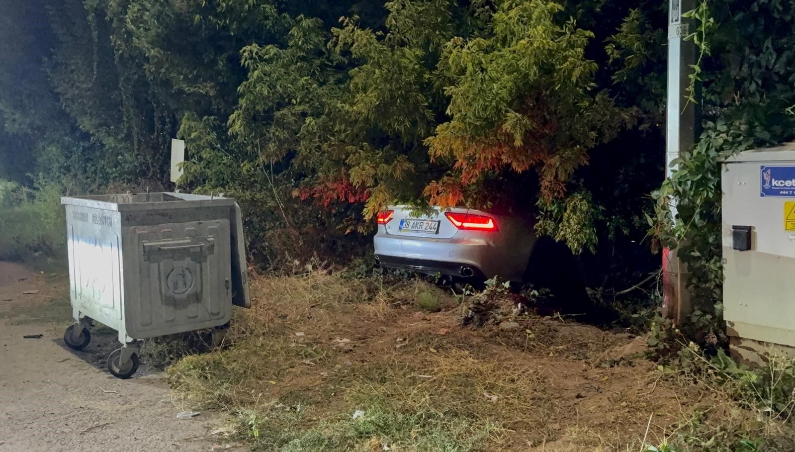 polisi gorunce kacan alkollu surucu fidanliga daldi rS1U4kVH