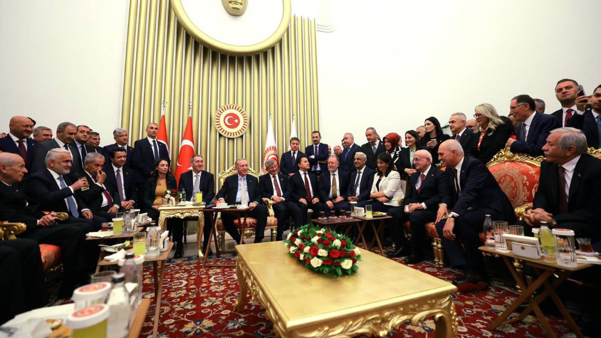 akpli samil tayyardan chpsiz muhalefet bulusmasi yorumu anayasa icin yeni birliktelikler gelisebilir basarilirsa secim ittifakina donusebilir jEIFVjgR