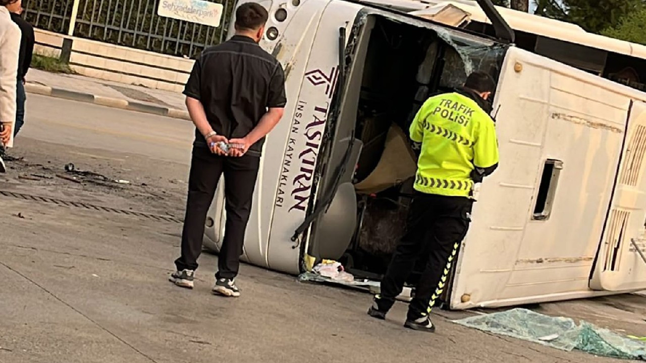 hafif ticari aracla carpisan midibusteki 16 isci yaralandi 6SNaMyXp.jpg