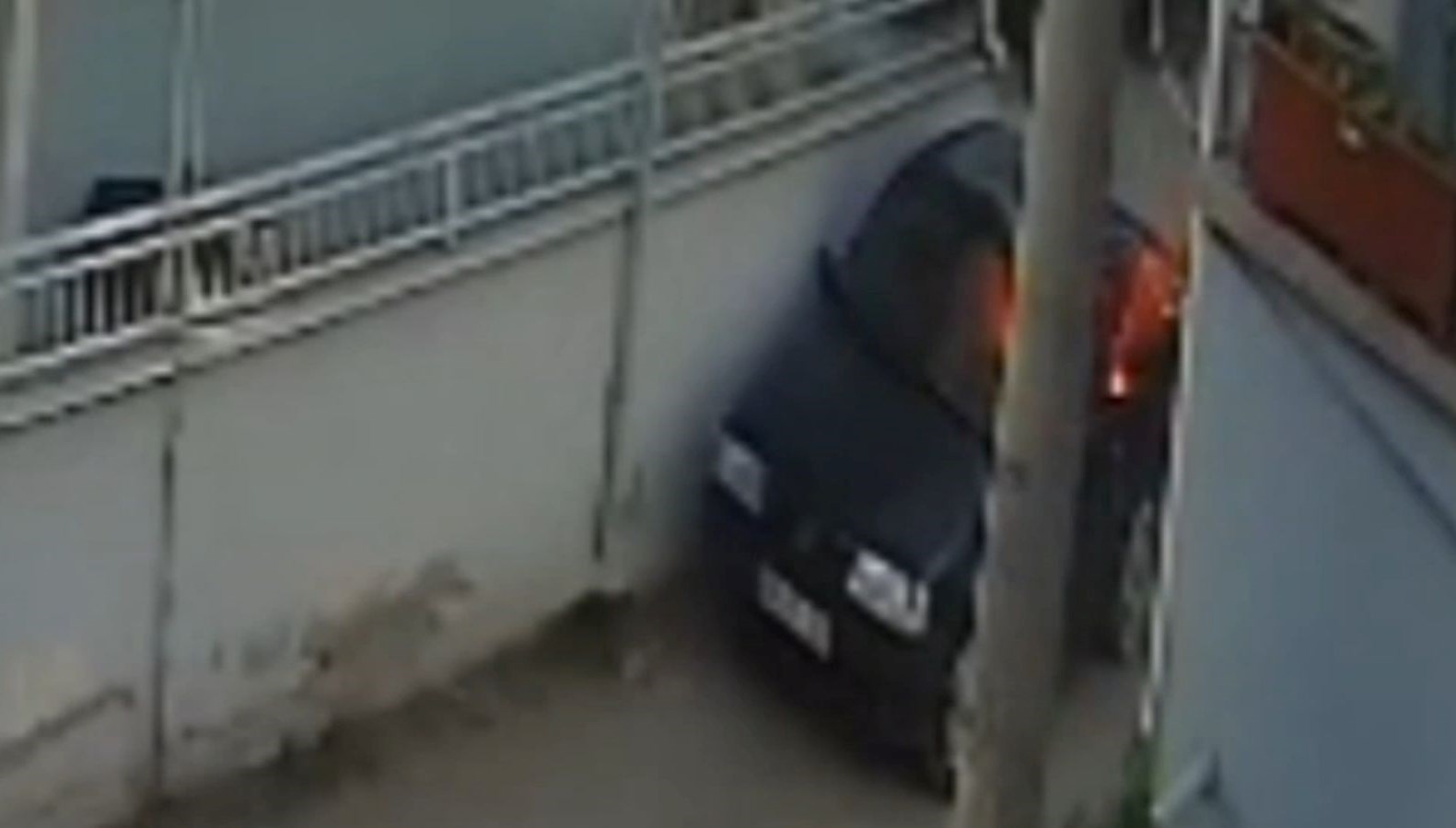 husumetlisinin arabasini benzin dokup yakti ywNgNsWb