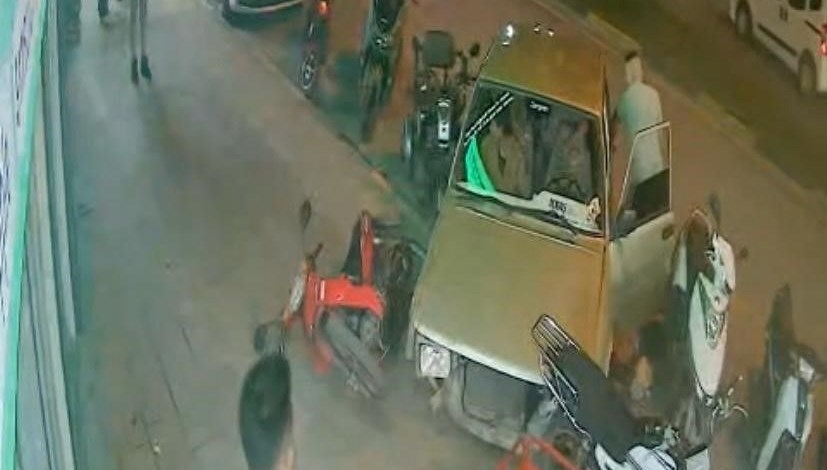 kaza yaptiklari araci birakip kactilar X3KH1ALY.jpg