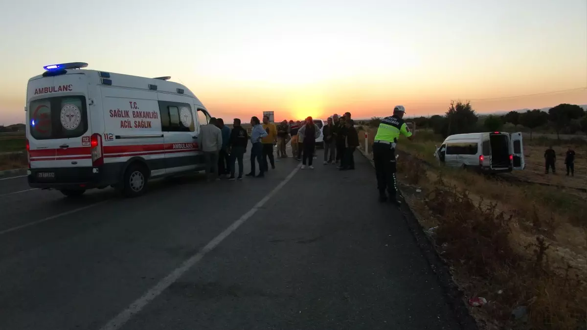 kiliste minibus ve otomobil carpisti 12 yarali r8DvsXvu.jpg