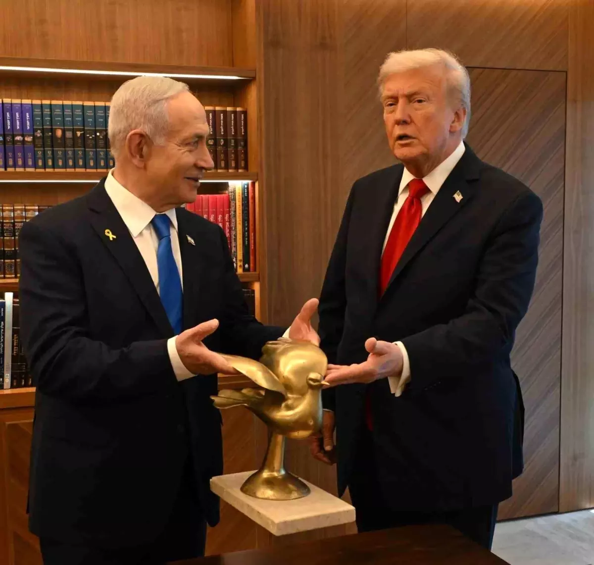 netanyahu trumpa altin guvercin hediye etti 6BmnCD2Q.jpg