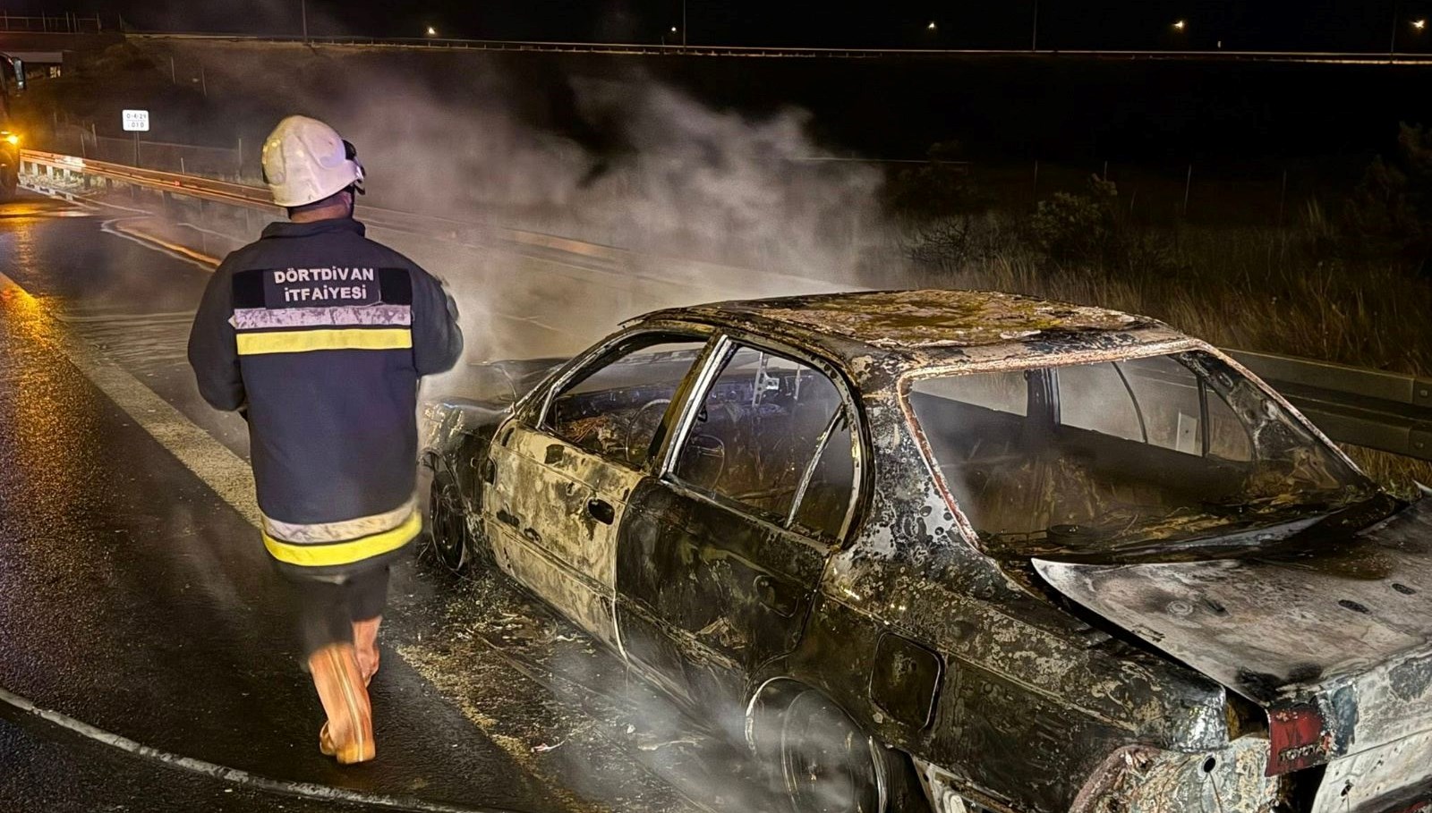 otoyolda yangin panigi giselerde yanmaya basladi wlzic7dm.jpg