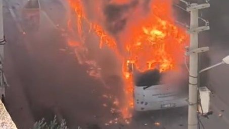 park halindeki ozel halk otobusu alev topuna dondu qm7rVI5D