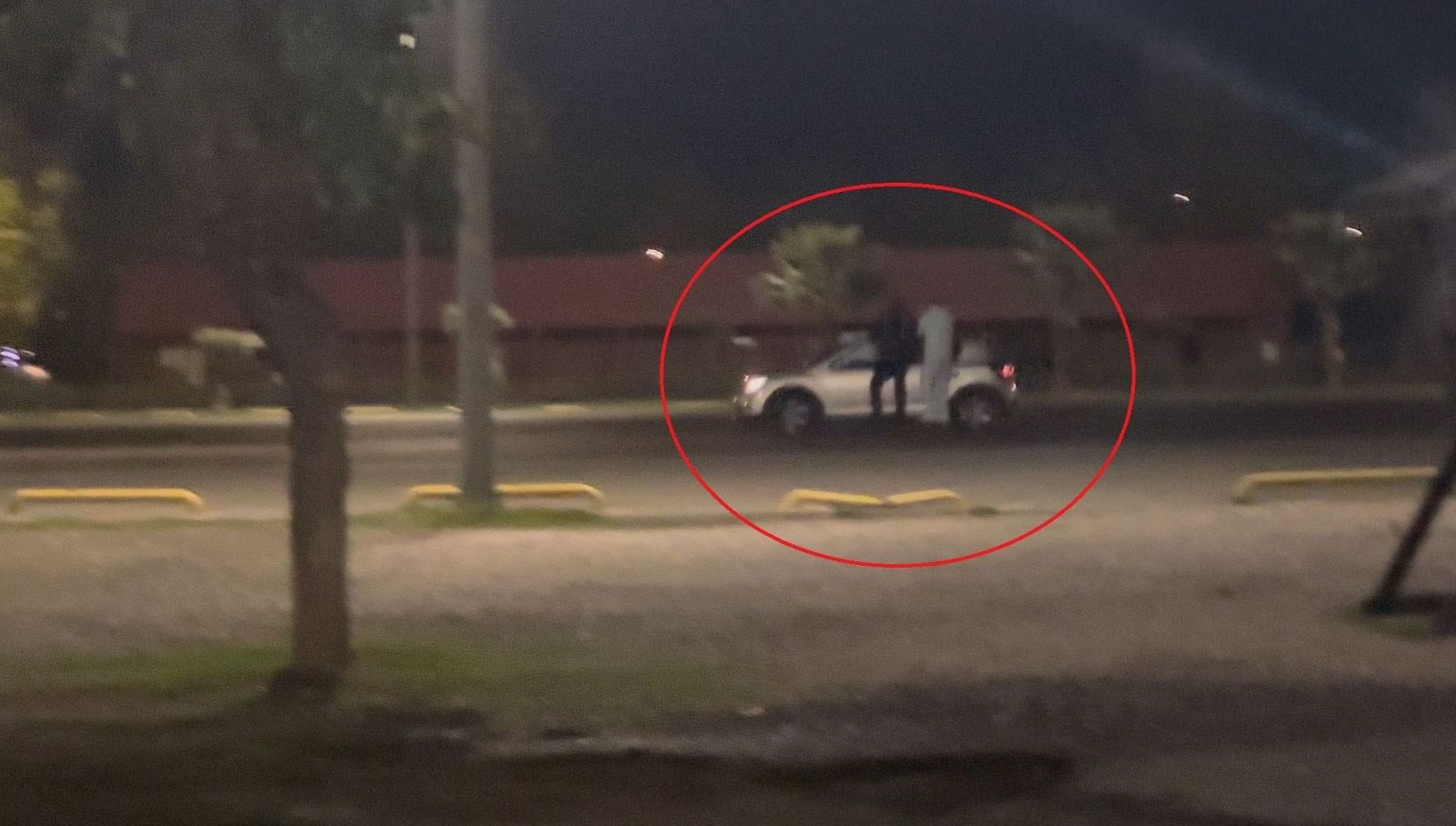 samsunda kazaya davetiye hareket halindeki aracin uzerine ciktilar BWKEJNxF