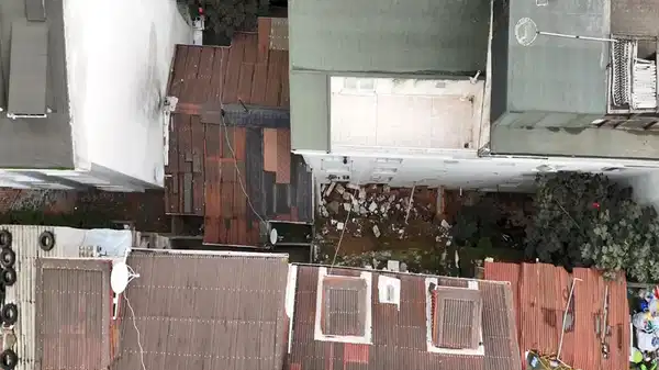 istanbul arnavutkoyde istinat duvari yikildi 2 bina tahliye edildi JDkbixD4.jpg