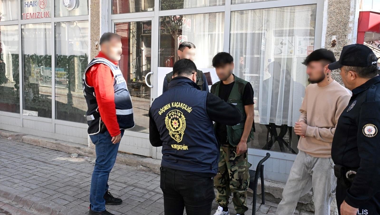 kirsehirde 5 duzensiz gocmen yakalandi M8ZiqkTz.jpg