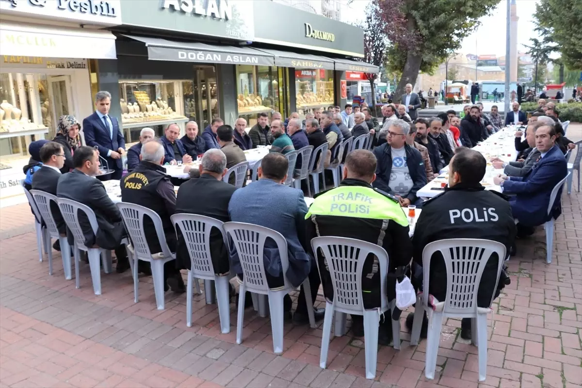 kirsehirde emniyet ve esnaf bulusmasi 56up71u7.jpg