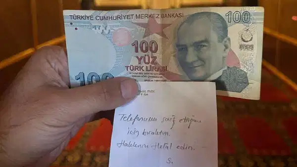 Camide Namaz Kılarken Telefonunu Şarj Eden Vatandaş, 100 TL İle Not Bıraktı