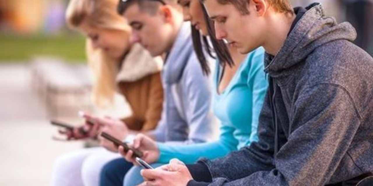 Dijital Dünyanın Gizli Tehlikesi: Akıllı Telefon Kullanımında Boyna Binen Aşırı Yük