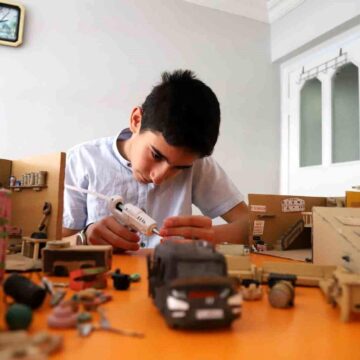 14 Yaşındaki Gökay, Atık Malzemeleri Sanata Dönüştürüyor