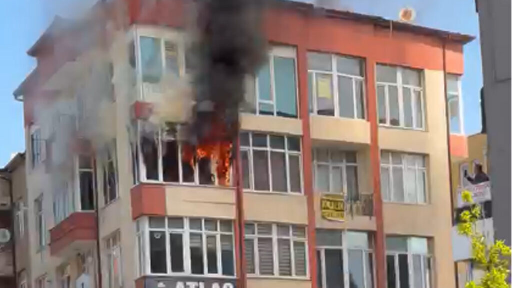 Aksaray’da Sabah Saatlerinde Korkutucu Yangın: Apartman Dairesi Tamamen Yandı