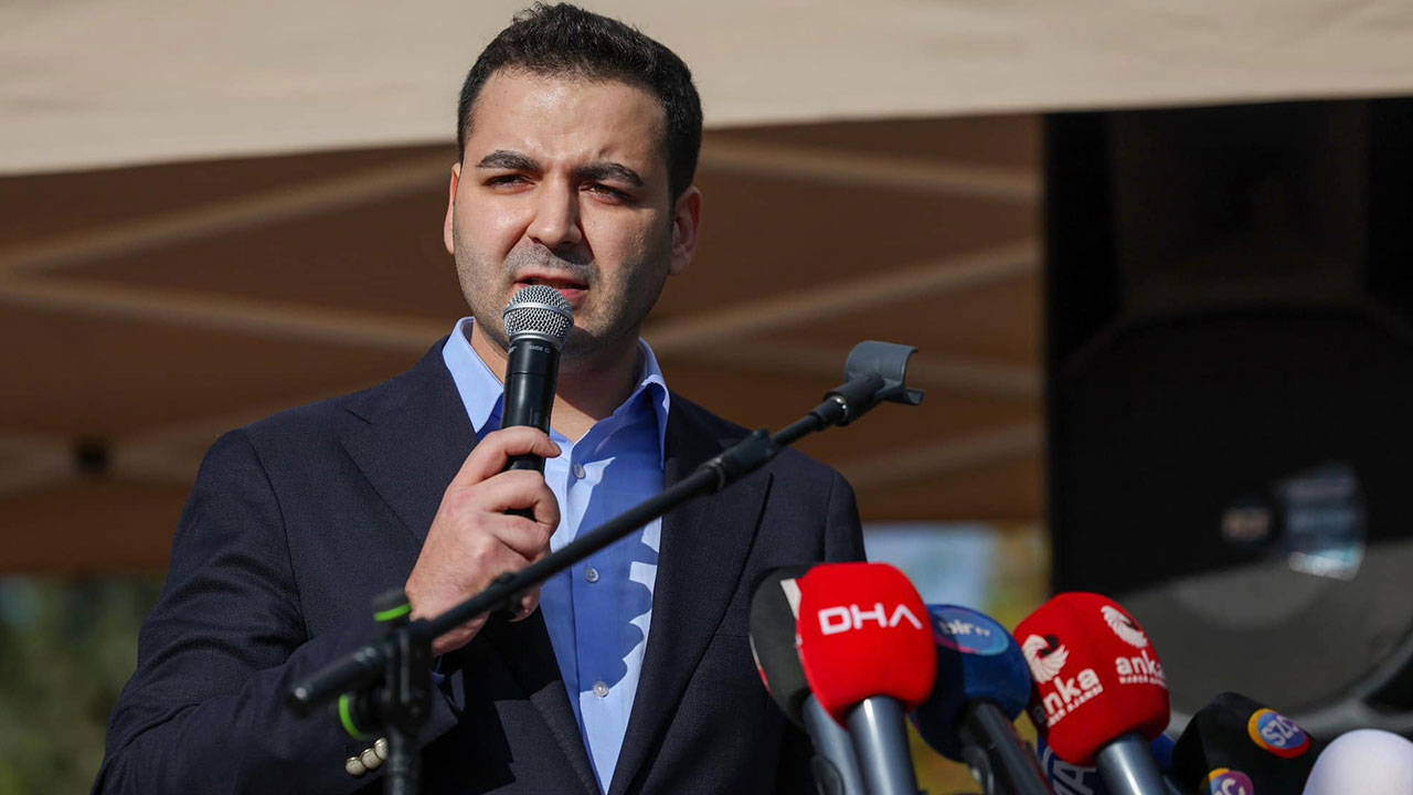 Cem Aydın’dan AKP’nin Gençlik Etkinliğine Sert Tepki: “Bedava Festivallerle Gençleri Kandırmaya Çalışıyorlar”