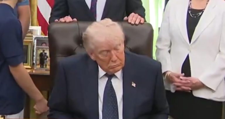 daha-dun-cok-gencim-demisti-trumpin-uykuyla-savasi-kameralara-yansidi-ktS5gERu