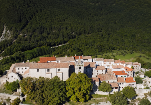 dunyanin-en-kucuk-sehrinde-sadece-2-sokak-var-whY5fDKb