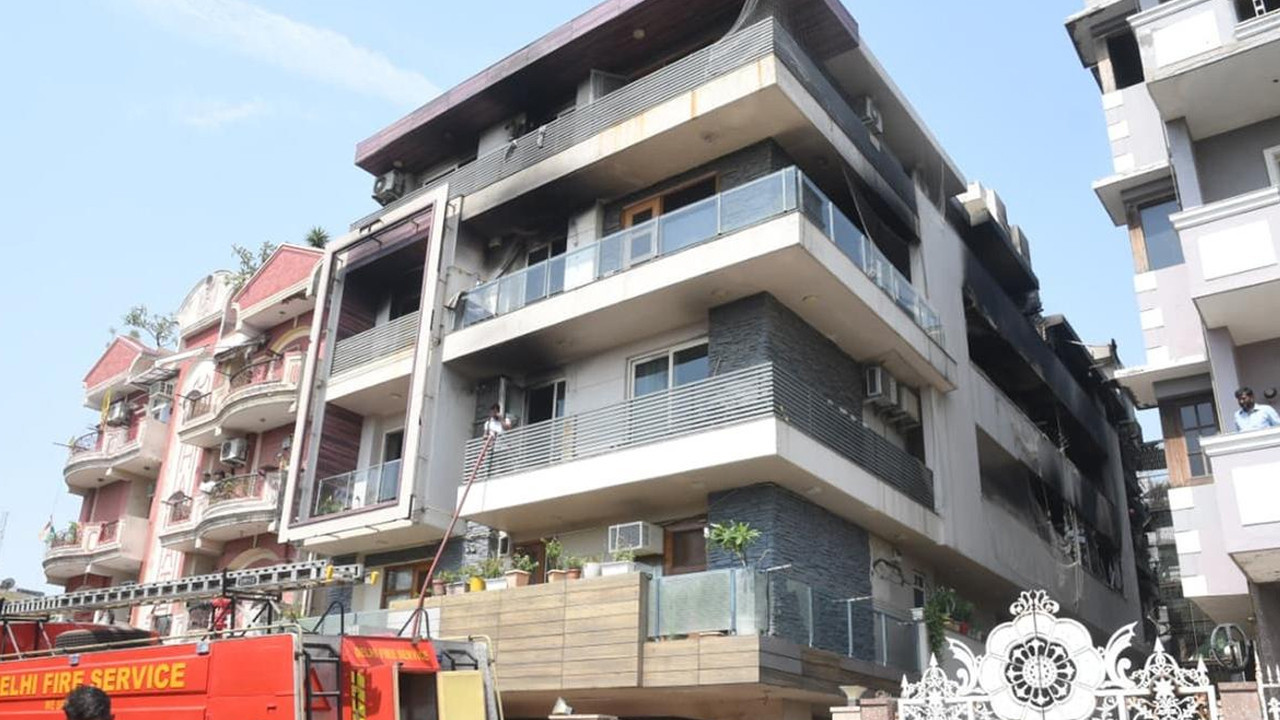 Yeni Delhi’de Apartmanda Çıkan Yangın: 9 Kişi Hayatını Kaybetti