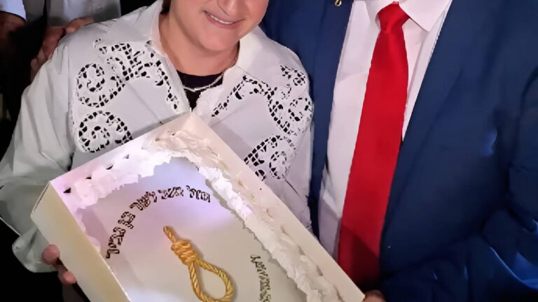 israilli-bakan-ben-gvire-esinden-idam-ipi-motifli-dogum-gunu-pastasi-SXUWb1OL