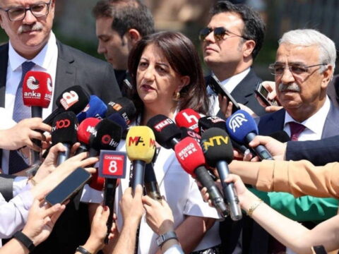 Beklenen gorusme yapildi imrali heyeti akpli ala ile gorustu Cqrd71JW